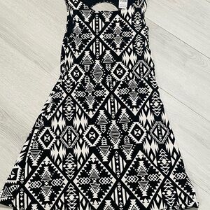 PINK VS Black and White Geometric Pattern Dress w/ back keyhole opening Sz M